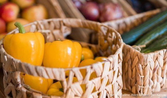 Obst und Gemüse in Körben